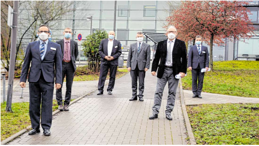 die Chefärzte Dr. Bernd Gritzbach (Orthopädie, Unfall- und Wirbelsäulenchirurgie) und Dr. med. Thomas Hüttenhain (Allgemein- und Viszeralchirurgie)