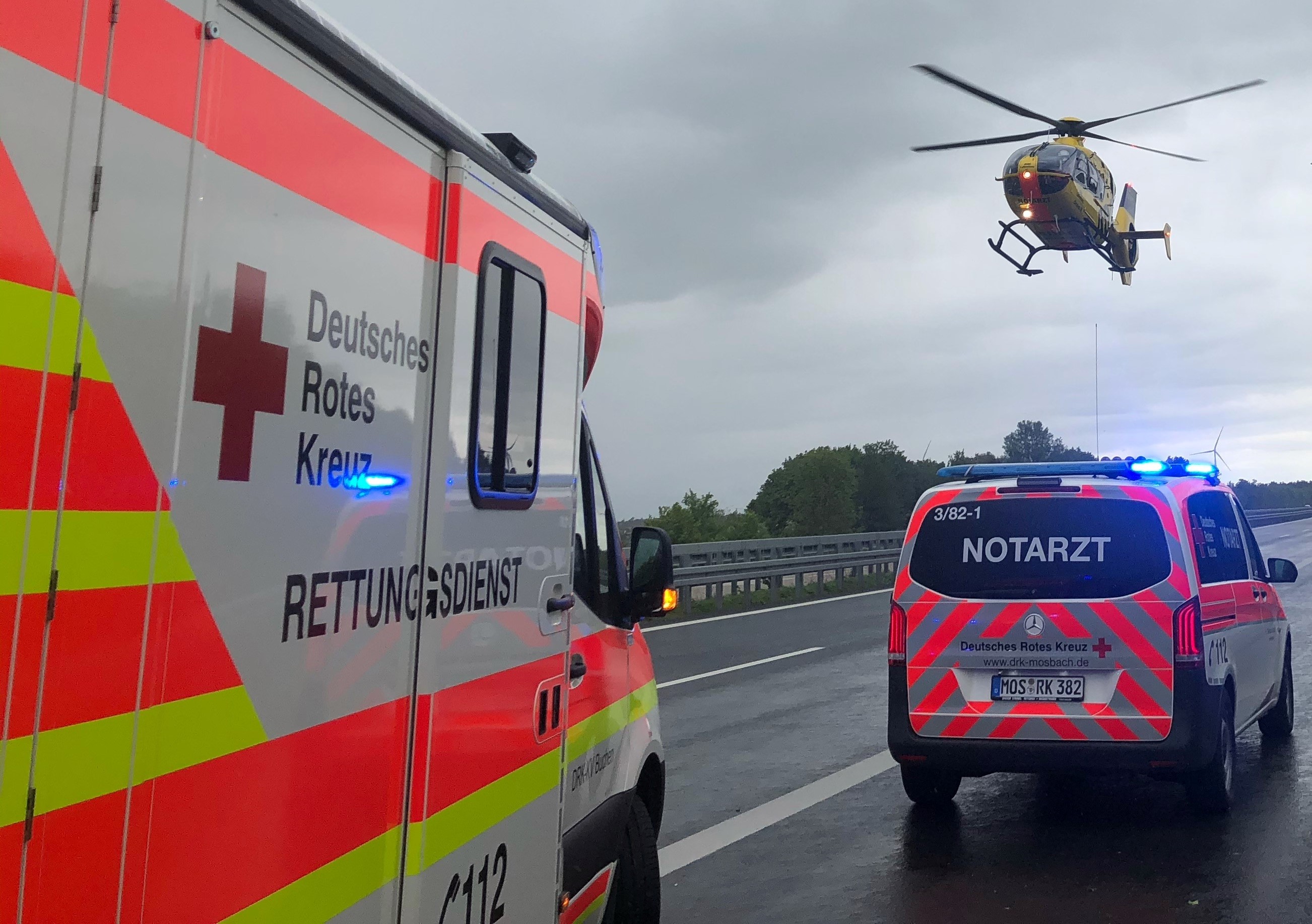 Krankenwagen, Notarz und Rettungshubschrauber im Einsatz