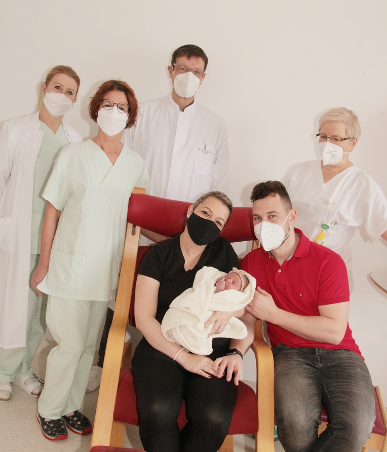 Die frischgebackenen Eltern Carina und Andreas Mutschler mit ihrer kleinen Lia Celine sowie dem Leitenden Oberarzt Dr. med. Rolf Völckel mit seinem Team der Geburtshilfe Buchen (von links) Assistenzärztin Oksana Semenova, Hebamme Astrid Raila und Schwester Andrea Hettinger.