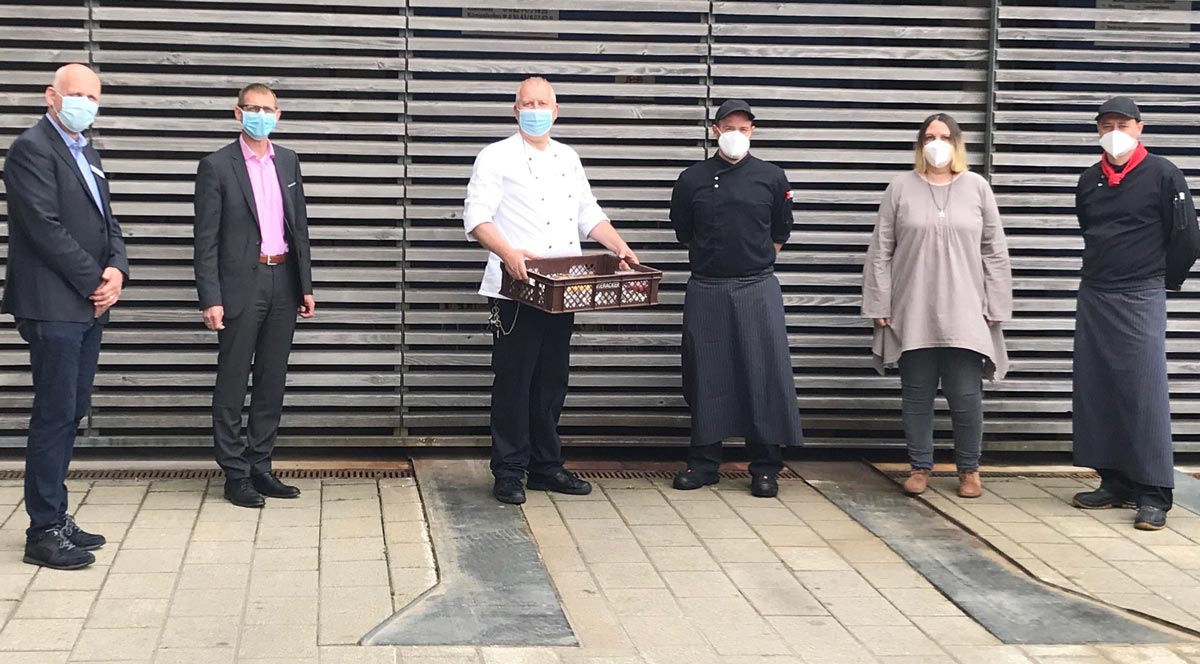(v.l.) Kurt Böhrer, Pflegedienstleiter NO-Kliniken; Frank Hehn, Geschäftsführer NO Kliniken; Ro-bert Kreis, Küchenleiter NO-Kliniken; Pascal Burkart, Koch ver.di Bildungszentrum Mosbach; Anja Kuhn, Wirtschaftsleiterin ver.di-Bildungszentrum Mosbach; Slawik Schmidt Koch, ver.di-Bildungszentrum Mosbach