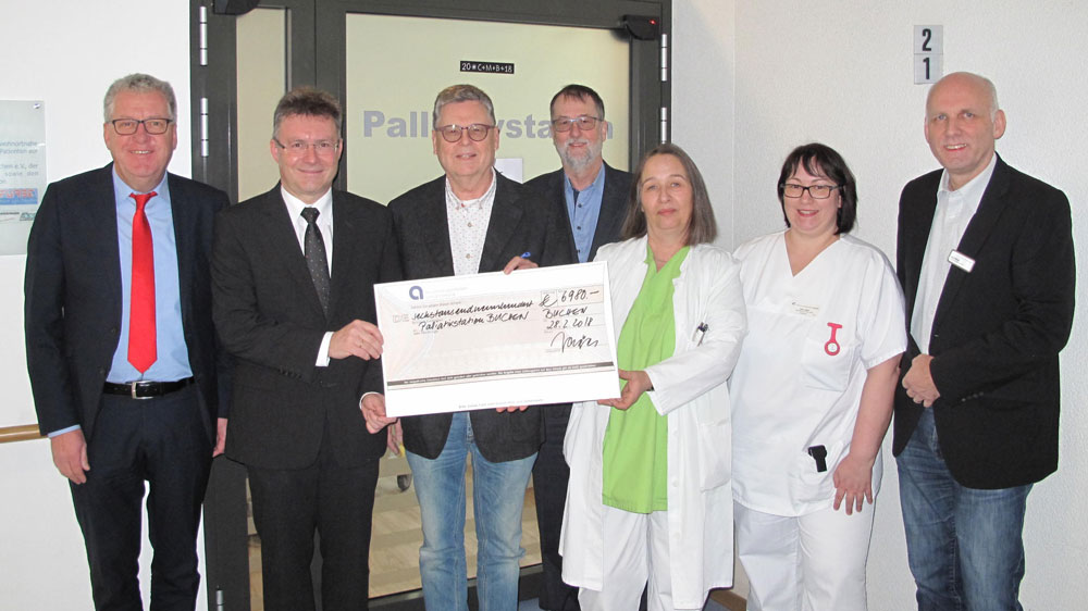 Einen Scheck über 6.980 Euro für die Palliativstation am Standort Buchen der Neckar-Odenwald-Kliniken überreichte der Zahnmediziner und Künstler Dr. Bernhard Jäger.