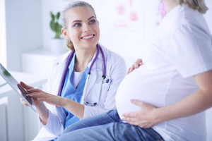 Schwangere Frau mit einer Ärztin