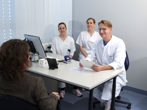 Frau im Gespräch mit dem Chefarzt der Klinik für Gynäkologie