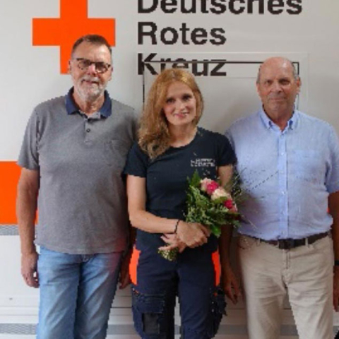 Der Reichenbucher Ernst Mößlein (rechts) und sein Ersthelfer Werner Holder trafen sich mit Notärztin Carola Penkwitt von den Neckar-Odenwald-Kliniken bei der DRK-Rettungswache in Mosbach, im Hintergrund ein Rettungswagen.