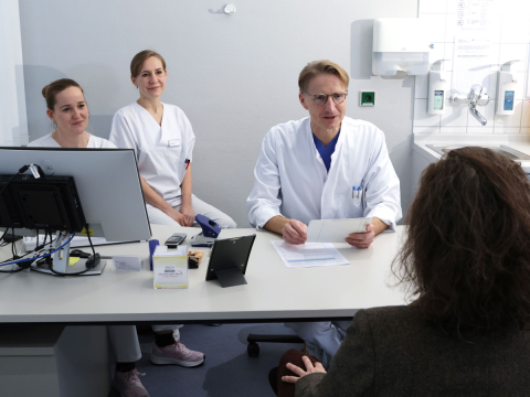 Frau im Gespräch mit dem Chefarzt der Klinik für Gynäkologie