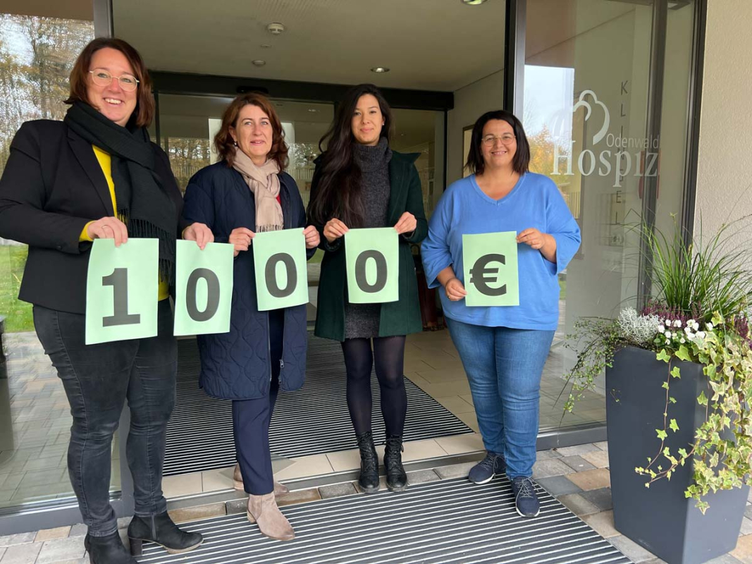 Leitende Mitarbeiterinnen und Mitarbeiter spenden 1.000 Euro an das Odenwald Hospiz Walldürn
Von links nach rechts: Sabine Schulz (Stabsstelle Pflegedienst für Prozessqualität und Dokumentation), Angela Schwab (Stellvertretende Stationsleitung Buchen), Lisa Brunner (Stationsleiterin Mosbach) sowie Cindy Hüsken (Stellvertretende Hospizleiterin Odenwald Hospiz Walldürn) bei der Spendenübergabe.
