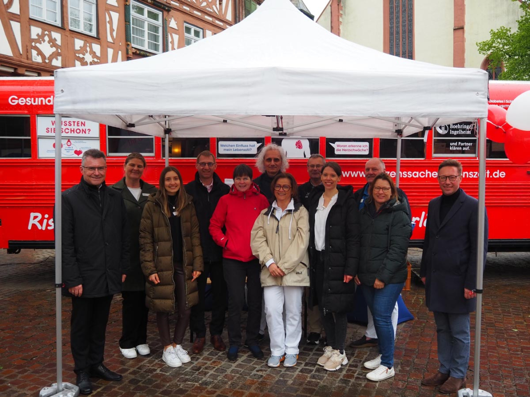 (v. l.) Landrat Dr. Achim Brötel, Susanne Engelhardt (AOK), Tamara Zeth (Diät-Assistentin) Klinik-Geschäftsführer Frank Hehn, Dr. Andrea Schunk (Diabetes Selbsthilfegruppe Mosbach), Dr. Peter A. Oberst (Chefarzt für die Klinik Innere Medizin am Standort Mosbach), Patrizia Iannello (Diabeteszentrum Neckar-Odenwald), Dr. Fritz Matzkies (Dialyse Mosbach-Eberbach), Melanie Rudolf (Kommunale Gesundheitskonferenz Neckar-Odenwald-Kreis) , Dr. Carsten Iannello (Diabeteszentrum Neckar-Odenwald), Sigrun Ruck (Leiterin Selbsthilfenetzwerk Neckar-Odenwald), Oberbürgermeister Julian Stipp.