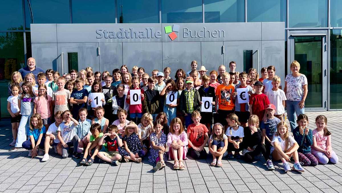 Große Gruppe von Kindern bei der Kinderhochschule vor der Stadthalle Buchen