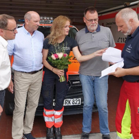 Bei einem Treffen in der DRK-Rettungswache Mosbach rekonstruierten Mosbachs DRK-Kreisgeschäftsführer Steffen Blaschek, Ernst Mößlein, Notärztin Carola Penkwitt, Ersthelfer Werner Holder und Leitender Notarzt Priv.-Doz. Dr. Genzwürker (von links nach rechts) die Ereignisse vom 10. Juli 2018. Ernst Mößlein erlitt einen Kreislaufstillstand.
