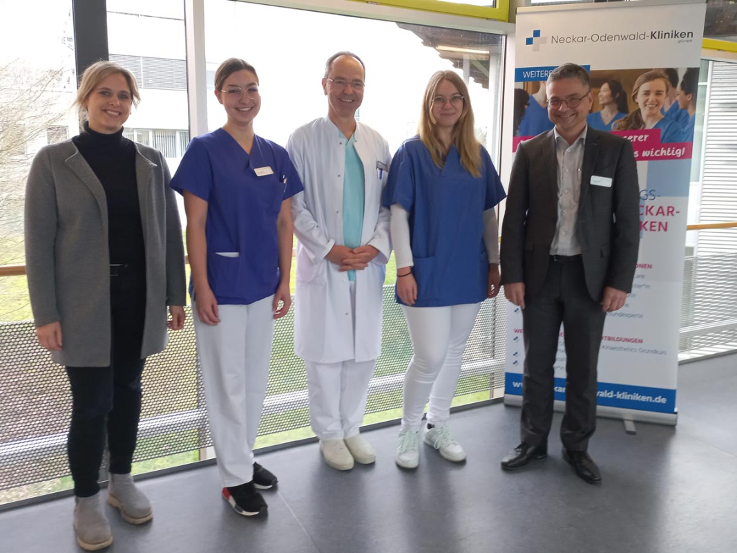 Sanja Schierbauer-Meidel (Ausbildungsleiterin), Kim Schinko (Studierende zur Physician Assistant), Dr. med. Rüdiger Mahler (Ärztlicher Direktor der Kliniken), Elisabeth Kerbel (Studierende zur Physician Assistant), Harald Löffler (Geschäftsführer).