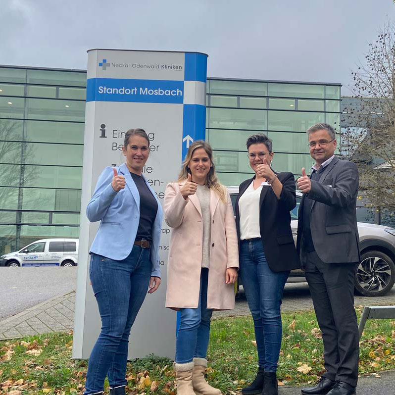 Von links nach rechts: Aylin Himberger (Schulleitung aus dem Führungstandem des hauseigenen Bildungsinstituts BifGuk, Sanja Schierbauer-Meidel (Ausbildungsleitung), Sinja Göltl (Personalentwicklung) sowie Harald Löffler (Geschäftsführer) freuen sich über die Auszeichnungen.
Von links nach rechts: Aylin Himberger (Schulleitung aus dem Führungstandem des hauseigenen Bildungsinstituts BifGuk, Sanja Schierbauer-Meidel (Ausbildungsleitung), Sinja Göltl (Personalentwicklung) sowie Harald Löffler (Geschäftsführer) freuen sich über die Auszeichnungen.