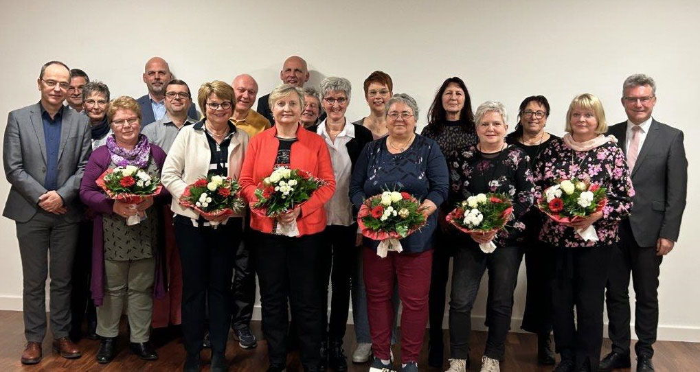 Von links nach rechts: Ärztlicher Direktor Dr. Rüdiger Mahler, Geschäftsführer Harald Löffler, Gabriele Zimmermann, Erika Jaufmann, Stellvertretender Pflegedienstleiter Martin Ruck, Betriebsratsvorsitzender Simon Schreiweis, Susanne Ferschel, Friedrich Kaspar, Pflegedienstleiter Kurt Böhrer, Doris Immerz, Gerda Otterbach, Angelika Grünwald, Kerstin Rechner, Helga Beckmann, Antonia Seitz, Andrea Tawasi, Marion Kern-Bethäuser, Ilse Galm, Aufsichtsratsvorsitzender Landrat Dr. Achim Brötel.