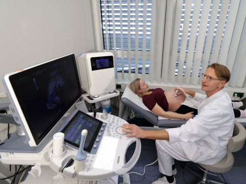 Schwangere Frau bei einer Ultraschall-Untersuchung