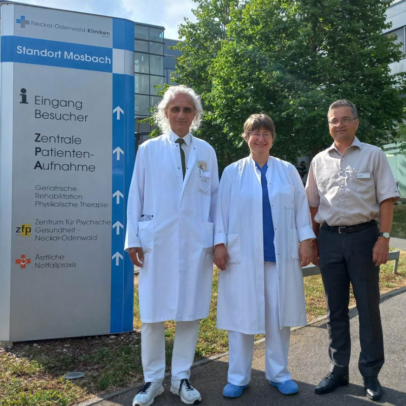 (von links nach rechts): Dr. Peter Oberst (Chefarzt für Innere Medizin in Mosbach), Dr. Ute Müh (Fachärztin für Innere Medizin und Notfallmedizin), Harald Löffler (Geschäftsführer der Kliniken)