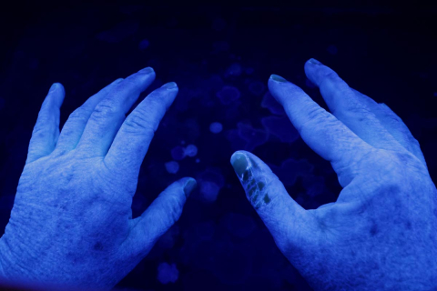 Hände unter UV-Licht