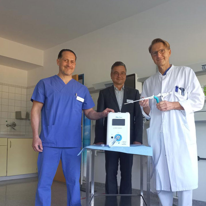 Von links nach rechts: Henning Thormann (Leitung OP Buchen), Harald Löffler (Geschäftsführer), Dr. med. Winfried Munz (Chefarzt für Gynäkologie und Geburtshilfe) 