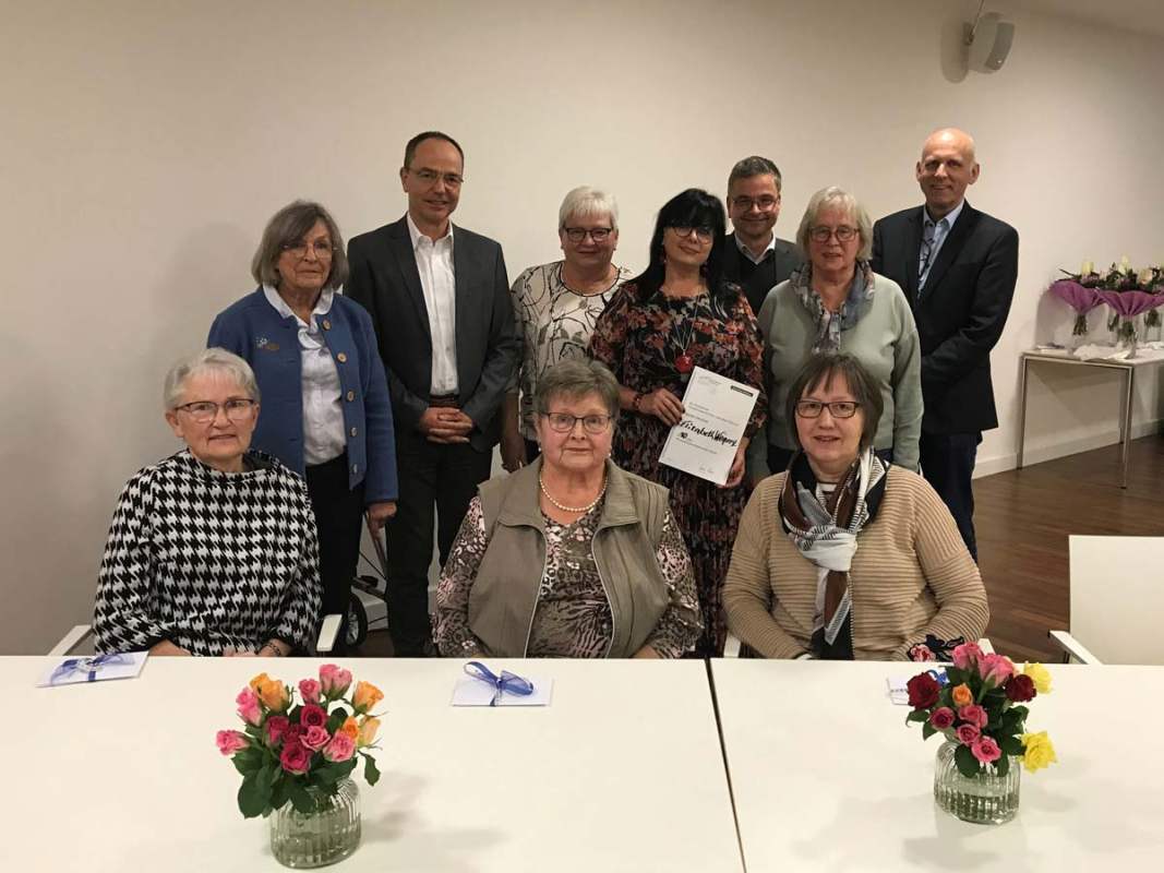Verabschiedung der "Grünen Damen"
Feierliche Stunde mit den „Grünen Damen“ zusammen mit (v.l.n.r.) Dr. Rüdiger Mahler (Ärztlicher Direktor der Kliniken), Harald Löffler (Geschäftsführer der Kliniken) sowie Pflegedienstleiter Kurt Böhrer.