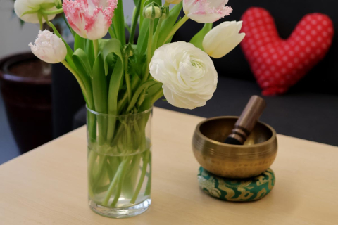 Dekobild mit Klangschale und frischen Tulpen