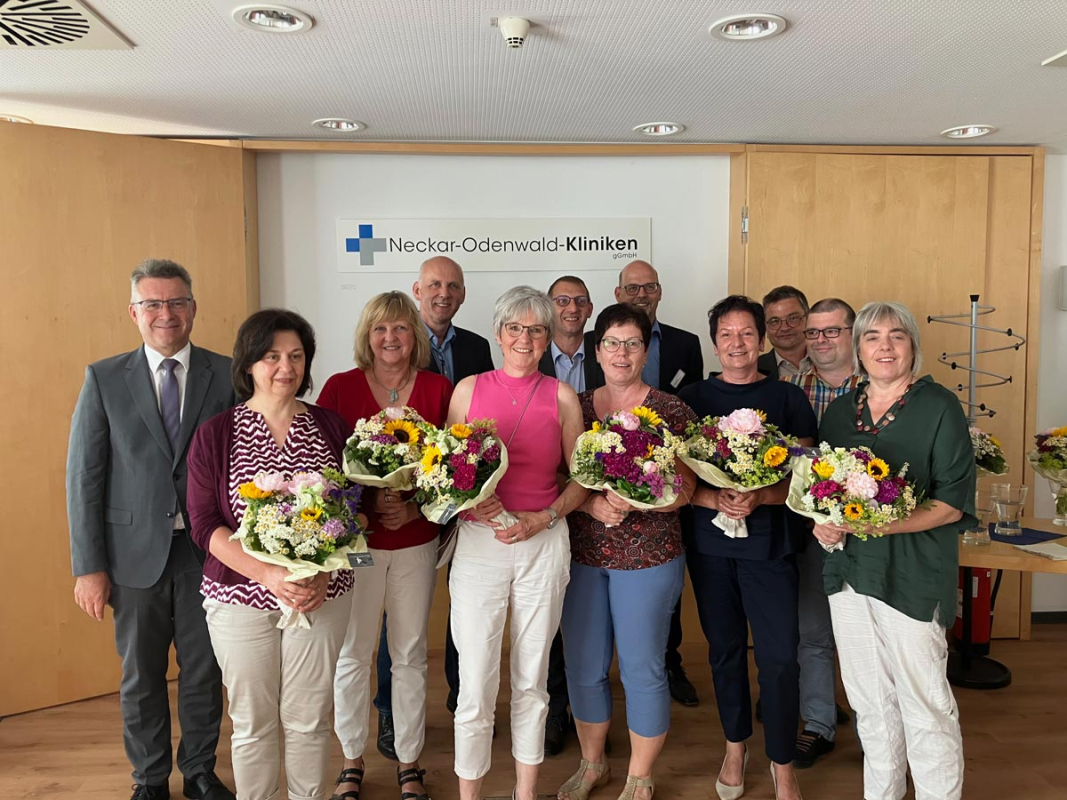 In einer Feierstunde würdigte Landrat Dr. Achim Brötel zusammen mit der Geschäftsleitung Beschäftigte der Neckar-Odenwald-Kliniken für deren langes Engagement zum direkten und indirekten Wohle der Patienteninnen und Patienten. Von links nach rechts 1. Reihe: Landrat Dr. Achim Brötel, Heidrun Perschewski, Brigitte Eberhard, Angelika Immerz, Petra Bauer, Margit Burkhardt, Maria Keim
Von links nach rechts 2. Reihe: PDL Kurt Böhrer, Geschäftsführer Frank Hehn, Stellv. PDL Martin Ruck, Kfm. Leiter Harald Löffler, Betriebsratsvorsitzender Simon Schreiweis
In einer Feierstunde würdigte Landrat Dr. Achim Brötel zusammen mit der Geschäftsleitung Beschäftigte der Neckar-Odenwald-Kliniken für deren langes Engagement zum direkten und indirekten Wohle der Patienteninnen und Patienten. Von links nach rechts 1. Reihe: Landrat Dr. Achim Brötel, Heidrun Perschewski, Brigitte Eberhard, Angelika Immerz, Petra Bauer, Margit Burkhardt, Maria Keim
Von links nach rechts 2. Reihe: PDL Kurt Böhrer, Geschäftsführer Frank Hehn, Stellv. PDL Martin Ruck, Kfm. Leiter Harald Löffler, Betriebsratsvorsitzender Simon Schreiweis