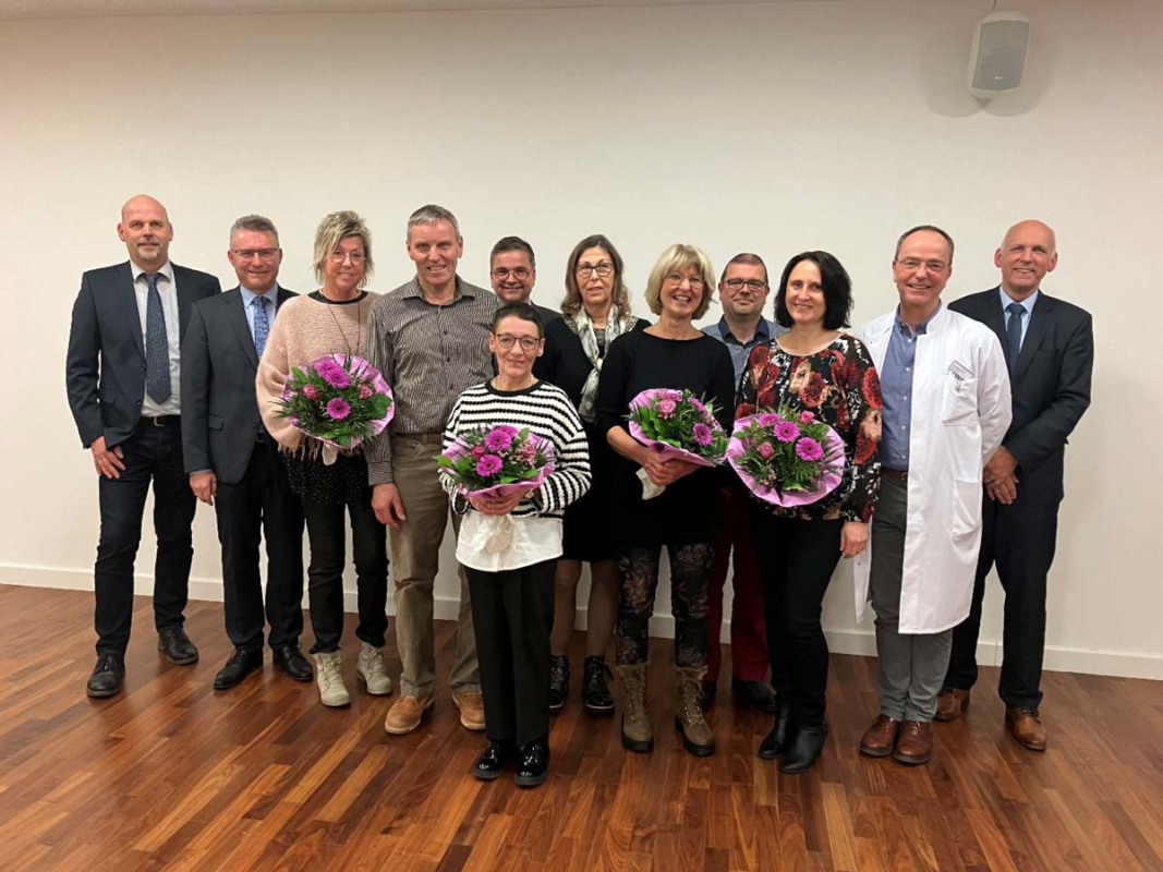 Von links nach rechts: Martin Ruck (Stellv. Pflegedienstleiter), Aufsichtsratsvorsitzender Landrat Dr. Achim Brötel, Ute Trabold, Thomas Brünner, Harald Löffler (Geschäftsführer), Betina Rothengaß, Jutta Schulz, Sigrid Gamer, Simon Schreiweis (Betriebsratsvorsitzender), Sina Schönith-Müller, Dr. med. Rüdiger Mahler (Ärztlicher Direktor) und Kurt Böhrer (Pflegedienstleiter)