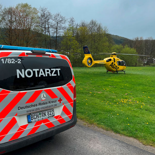 Notarztfahrzeug und Rettungshubschrauber