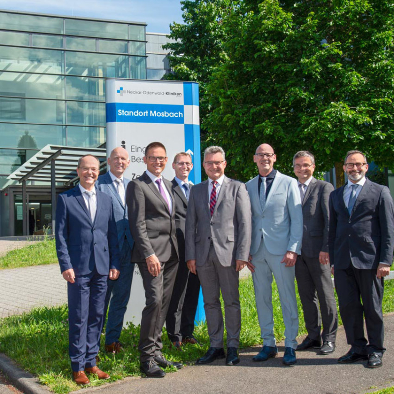 Von links nach rechts: Ärztlicher Direktor Dr. Rüdiger Mahler, Pflegedienstleiter Kurt Böhrer, Dr. Alexander Frohmajer, Geschäftsführer Frank Hehn, Aufsichtsratsvorsitzender Landrat Dr. Achim Brötel, Dr. Thomas Seeböck-Göbel, Geschäftsführer Harald Löffler, Chefarzt Dr. Bernd Gritzbach
(auf dem Bild fehlt: Chefarzt PD Dr. med. Harald Genzwürker)