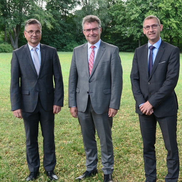 Aufsichtsratsvorsitzender Landrat Dr. Achim Brötel mit den Klinik-Geschäftsführern Frank Hehn und Harald Löffler (l.) am Rande der Kreistagssitzung in Mudau