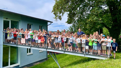 Große Gruppe von Kindern bei der Kinderhochschule in Mosbach