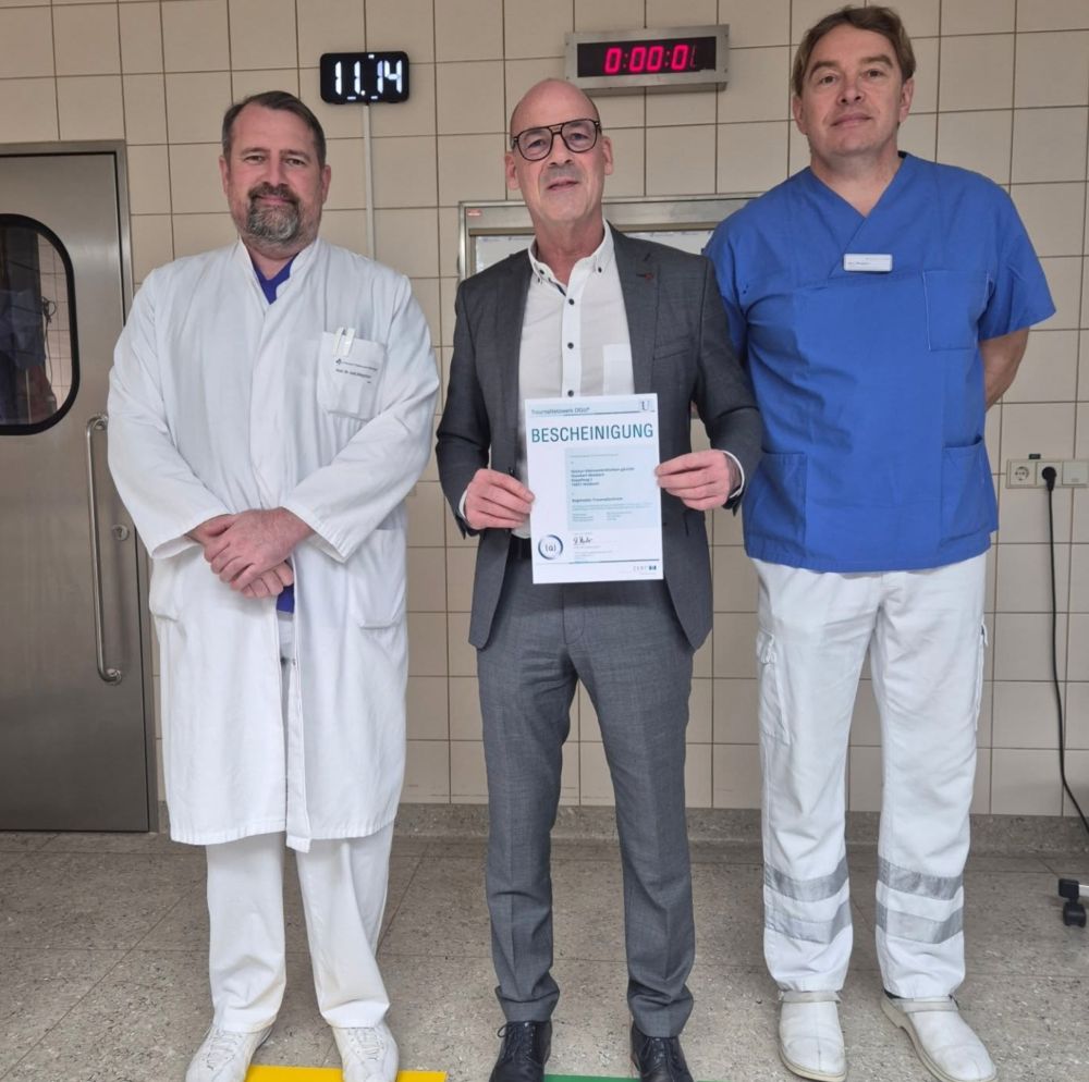 Drei Ärzte mit der Bescheinigung