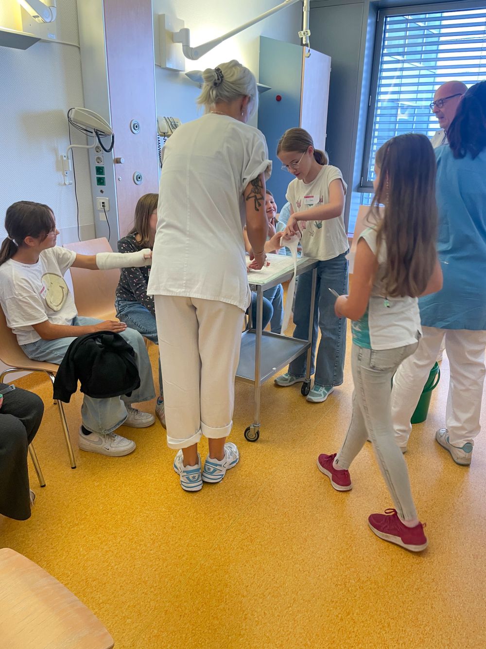 Kinder testen verschiedene medizinische Aufgaben wie Gipsen