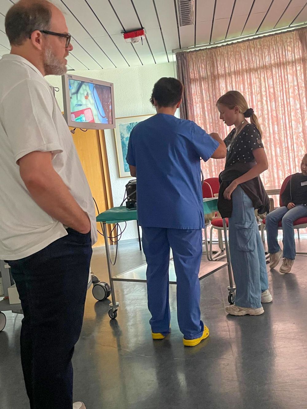 Kinder testen verschiedene Medizinische Aufgaben