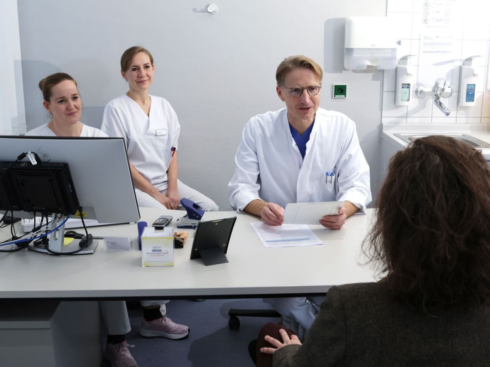 Frau im Gespräch mit dem Chefarzt der Klinik für Gynäkologie
