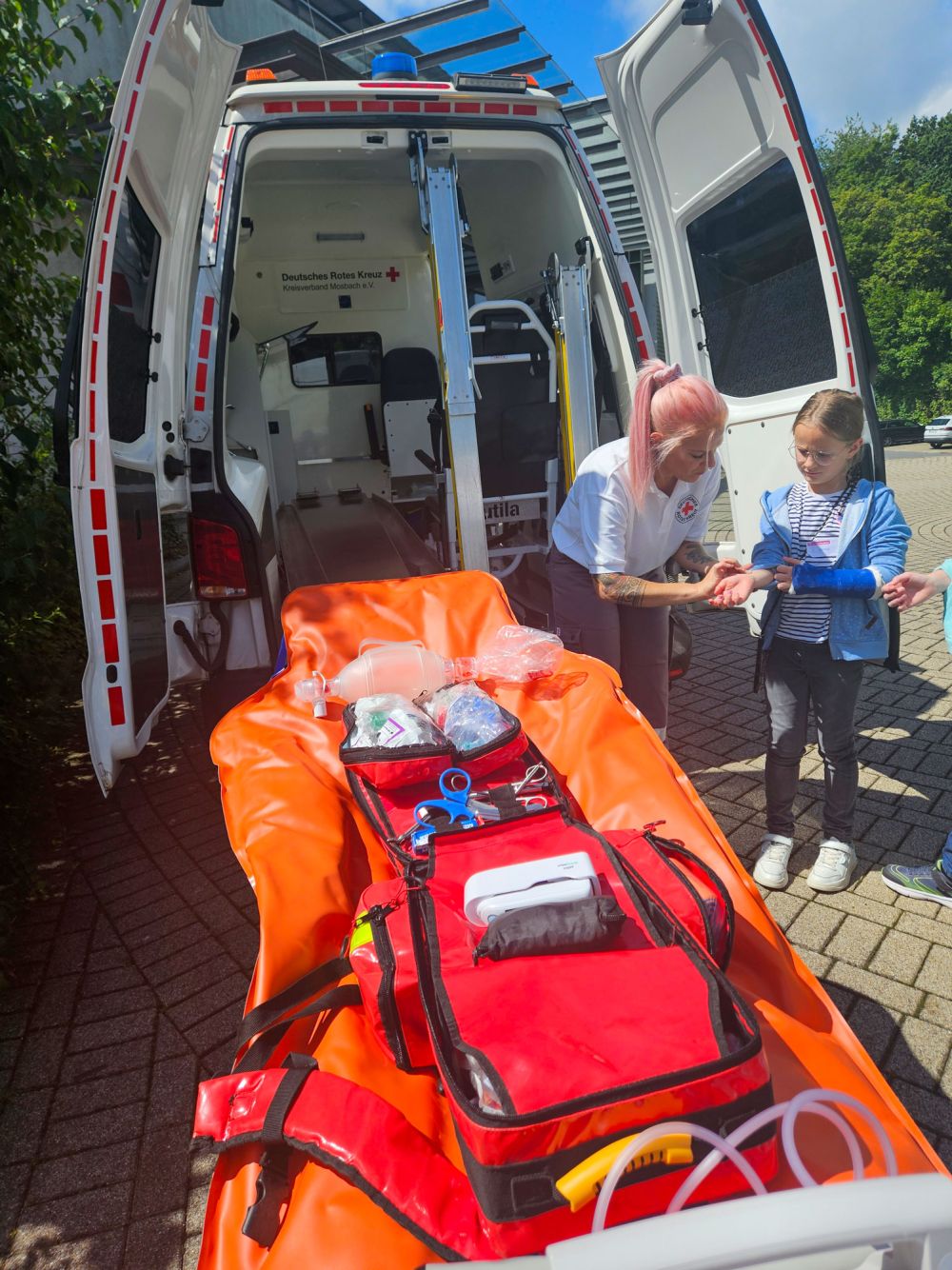 Kinder am Rettungswagen