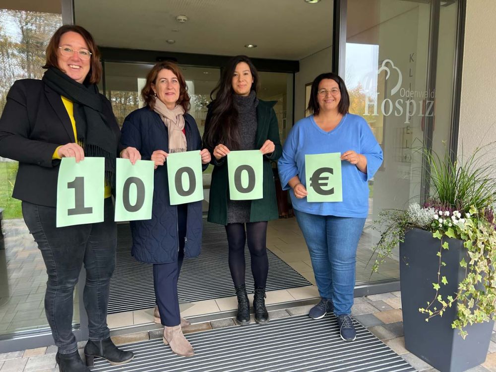 Leitende Mitarbeiterinnen und Mitarbeiter spenden 1.000 Euro an das Odenwald Hospiz Walldürn
Von links nach rechts: Sabine Schulz (Stabsstelle Pflegedienst für Prozessqualität und Dokumentation), Angela Schwab (Stellvertretende Stationsleitung Buchen), Lisa Brunner (Stationsleiterin Mosbach) sowie Cindy Hüsken (Stellvertretende Hospizleiterin Odenwald Hospiz Walldürn) bei der Spendenübergabe.