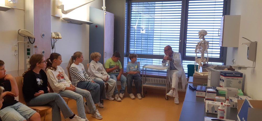 Kinder testen verschiedene medizinische Aufgaben
