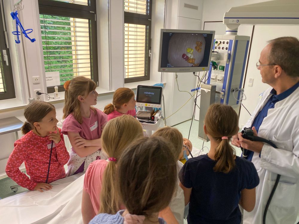 Kinder testen verschiedene medizinische Aufgaben