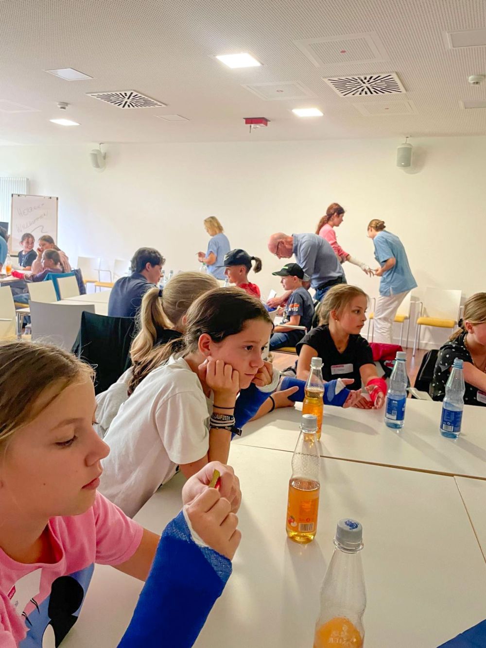 Kinder testen verschiedene Medizinische Aufgaben