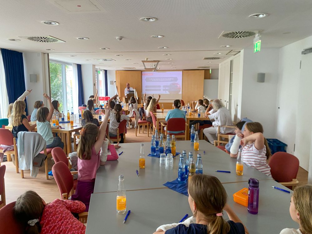 Kinder machen ein Quiz