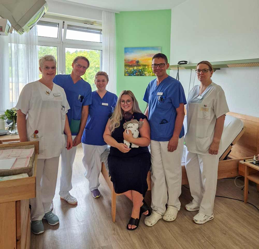 Kreissaal Team mit neuer Mutter und Baby