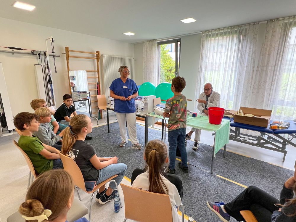 Kinder testen verschiedene Medizinische Aufgaben