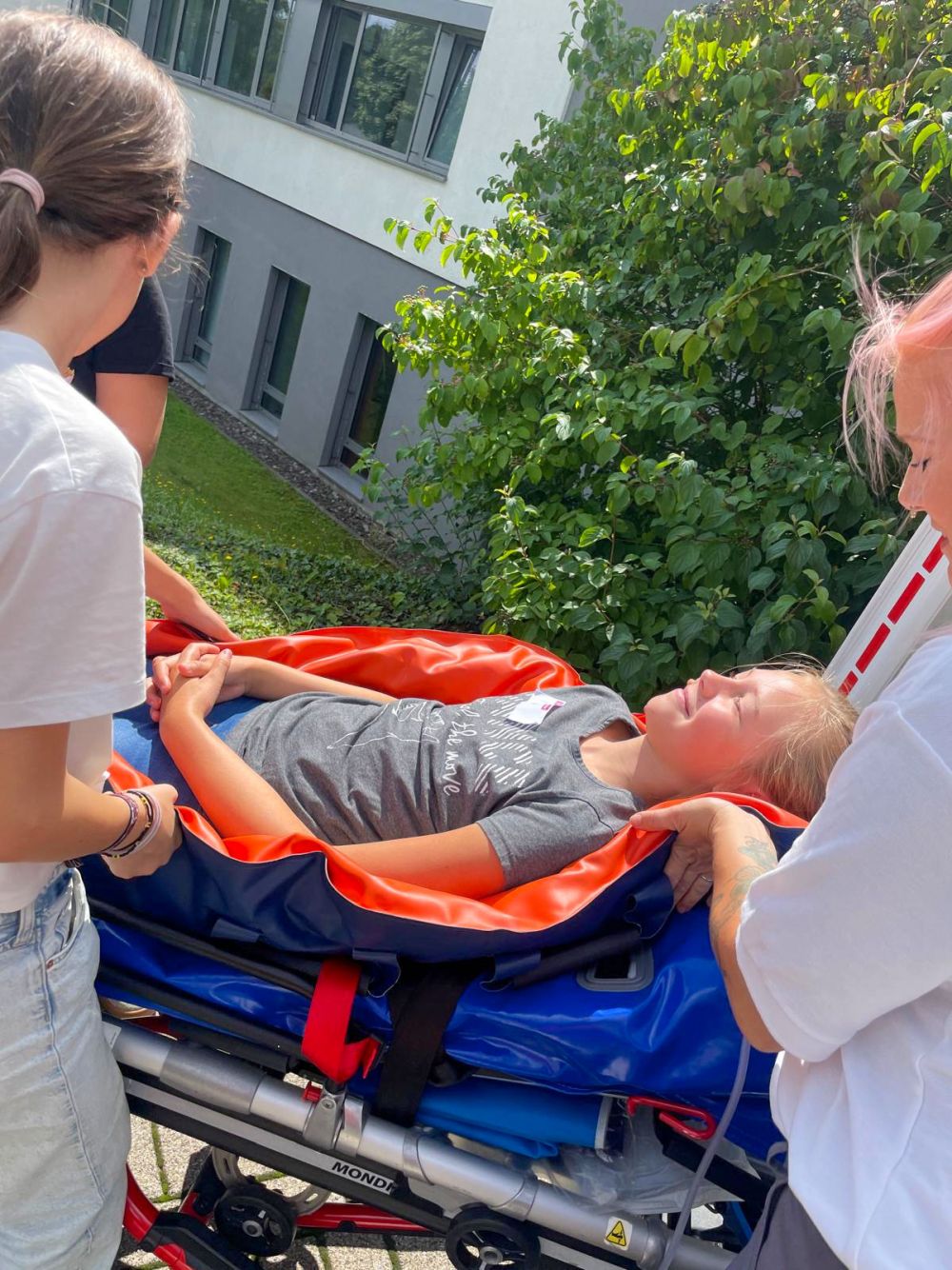 Kinder testen die Rettungstrage
