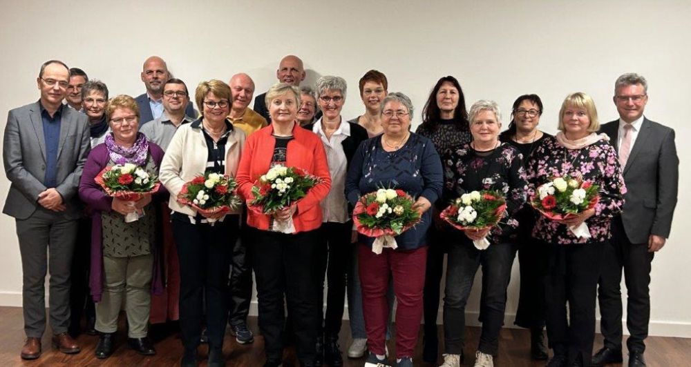 Von links nach rechts: Ärztlicher Direktor Dr. Rüdiger Mahler, Geschäftsführer Harald Löffler, Gabriele Zimmermann, Erika Jaufmann, Stellvertretender Pflegedienstleiter Martin Ruck, Betriebsratsvorsitzender Simon Schreiweis, Susanne Ferschel, Friedrich Kaspar, Pflegedienstleiter Kurt Böhrer, Doris Immerz, Gerda Otterbach, Angelika Grünwald, Kerstin Rechner, Helga Beckmann, Antonia Seitz, Andrea Tawasi, Marion Kern-Bethäuser, Ilse Galm, Aufsichtsratsvorsitzender Landrat Dr. Achim Brötel.