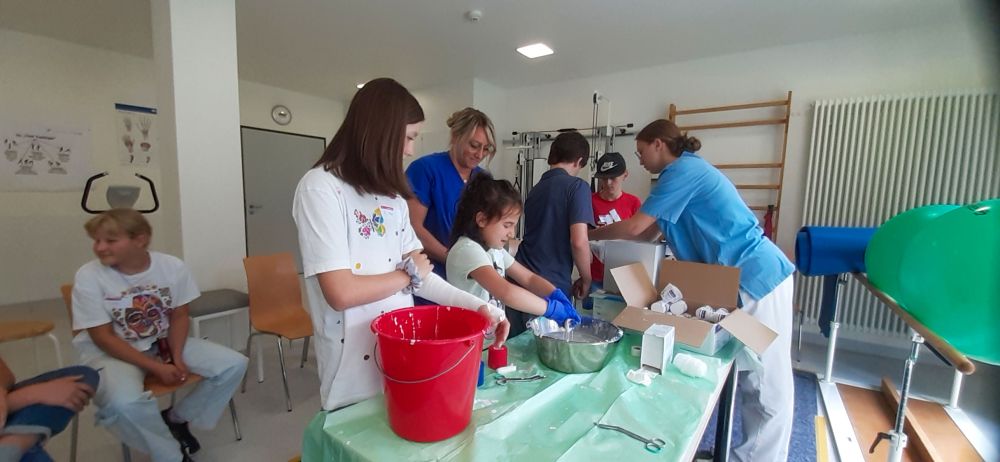 Kinder testen verschiedene Medizinische Aufgaben wie Gipsen