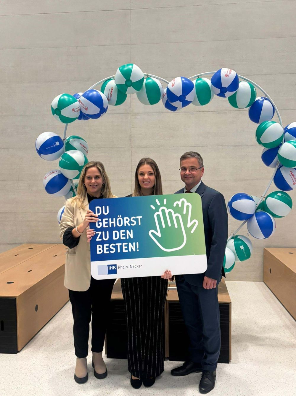 Ausbildungsleiterin Sanja Schierbauer-Meidel gratuliert Michelle Ehrmann gemeinsam mit Geschäftsführer Harald Löffler (v. l.) zum erfolgreichen Ausbildungsabschluss als Prüfungsbeste.