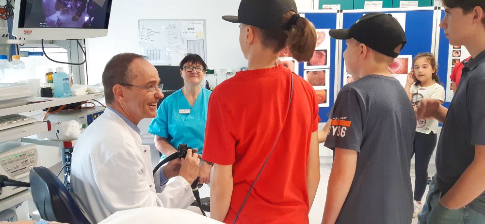 Kinder testen verschieden Medizinische Aufgaben