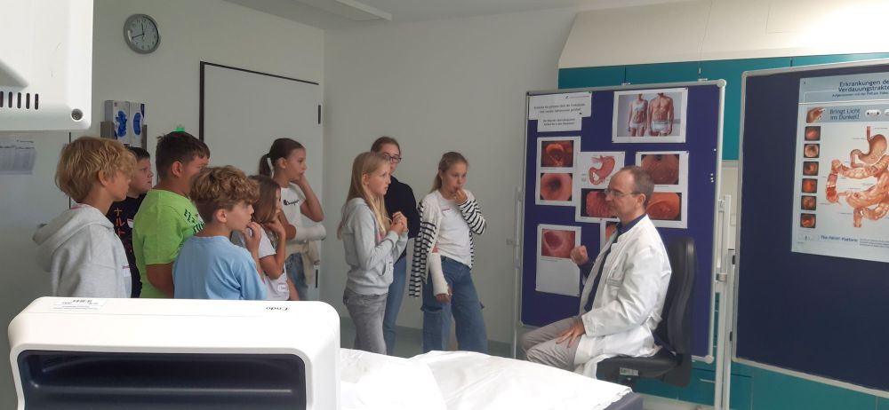 Kinder testen verschiedene medizinische Aufgaben