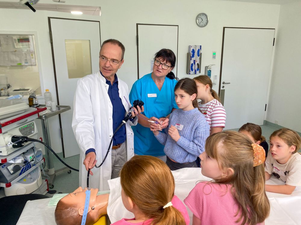 Kinder testen verschiedene medizinische Aufgaben