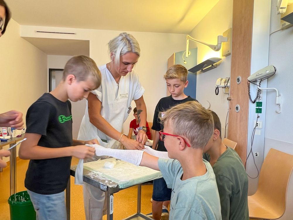 Kinder testen verschiedene medizinische Aufgaben