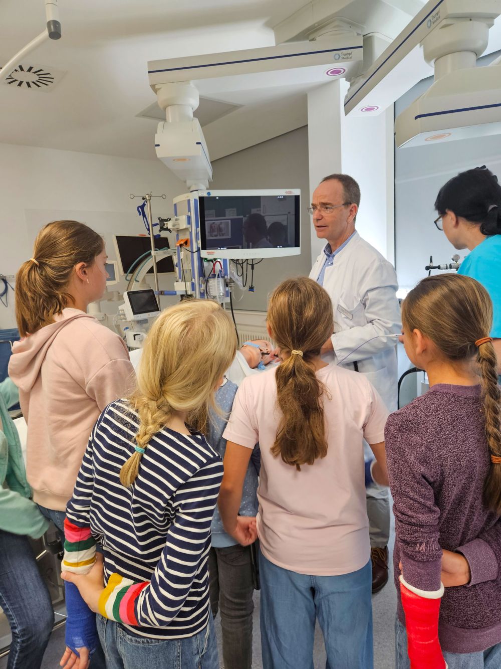 Kinder testen verschiedene Medizinische Aufgaben