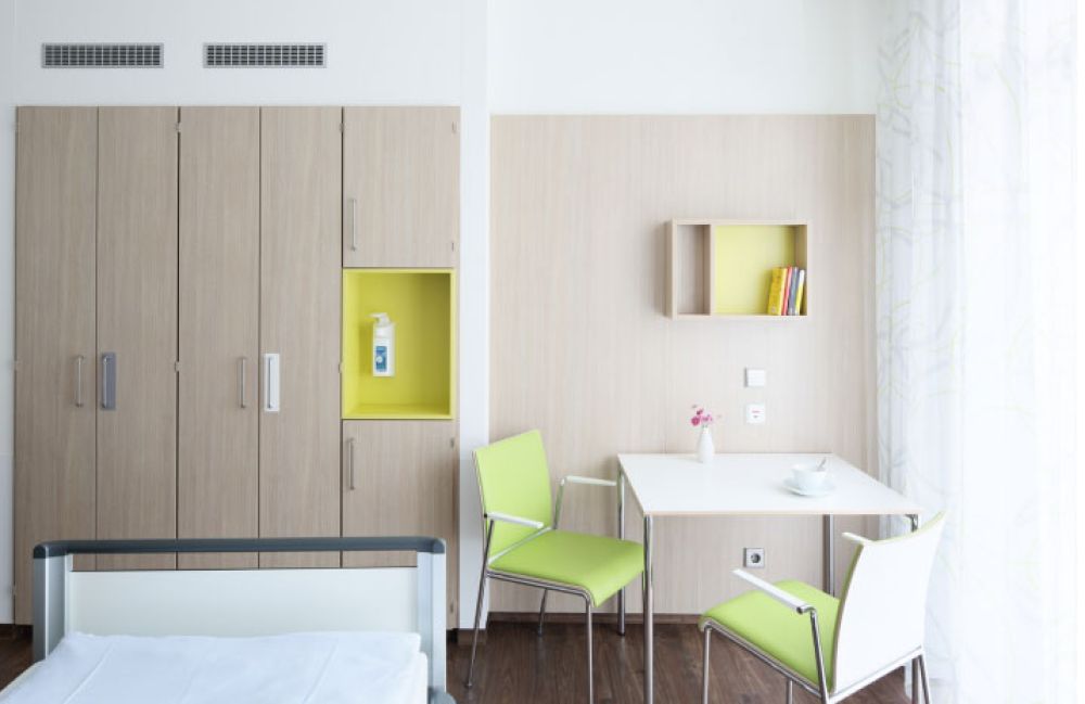Tisch mit Stühlen im Zimmer